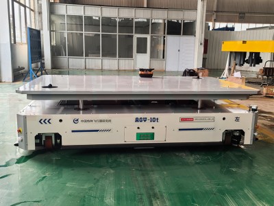 Schwerlastwagen AGV (Automated Guided Vehicle)